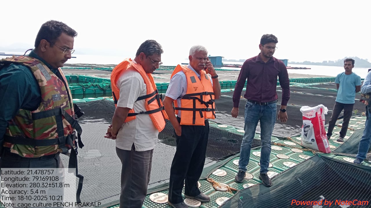 Visit of Hon’ble Dr. Niteen Patil, Vice Chancellor, MAFSU, Nagpur to Cage fish culture units at Pench Reservoir  on 18102025 (8).jpg